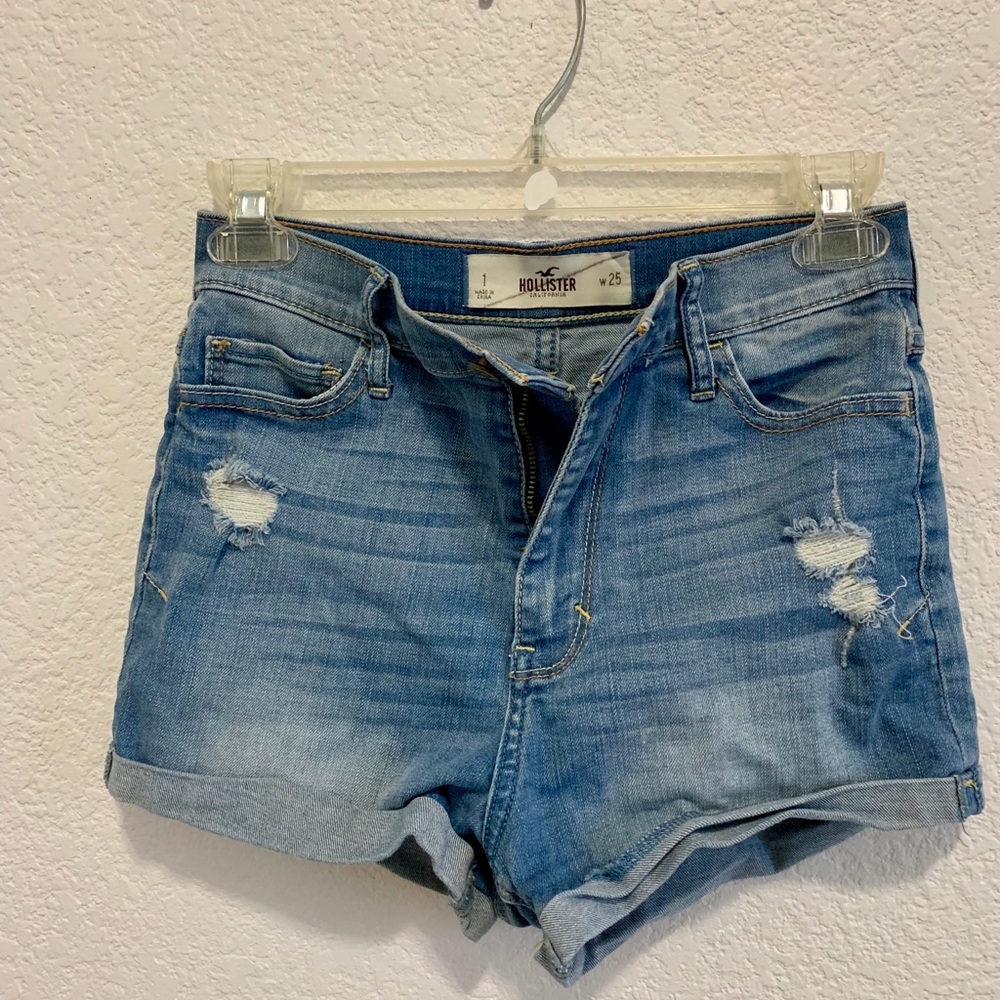 Hollister - High-waisted short shorts